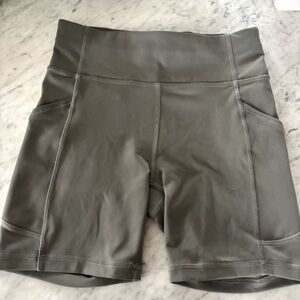 Lululemon Invigorate High-Rise Short 6" Size 6 Grey Sage
